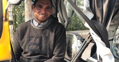 "رامى عماد".. بطل من ذوى الهمم يتحدى إعاقته ويعمل سائق توك توك.. لايف وصور