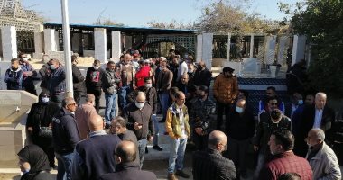 انهيار محمد زيدان والأسرة فى جنازة والده ببورسعيد.. فيديو وصور
