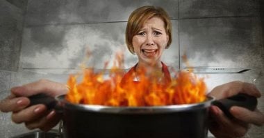 4 طرق لإنقاذ الطعام المحروق.. السر في الفوطة المبللة وقطعة خبز