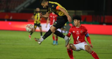 عمار حمدى يهدر ركلة جزاء ويمنع الأهلى من التقدم على المقاولون (1-1).. فيديو وصور