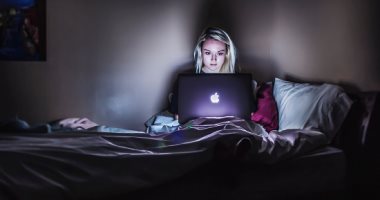 4 أبراج بتحب السهر.. القوس بيقضيها خروجات والثور بيسهر على تليفونه