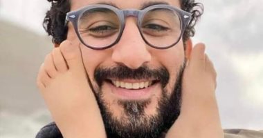 أحمد حلمى فى صورة طريفة مع ابنه: مطرح ما بحط راسى بيحط رجليه