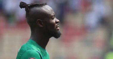 منزل لاعب سيراليون تحت حراسة الشرطة بعد إهداره ركلة جزاء بأمم أفريقيا.. صور