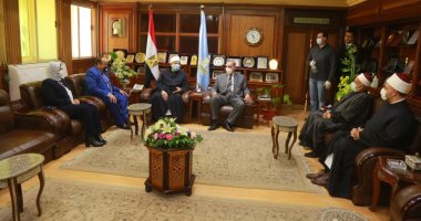 وزير الأوقاف للأئمة: لا تهاون فى تطبيق التعليمات الخاصة بضبط الخطبة وقتا وموضوعًا.. مختار جمعة: نستهدف بمشروع صكوك الإطعام بكفر الشيخ 2000 أسرة أولى بالرعاية.. المحافظ: لدينا قاعدة بيانات بكل الأسر.. فيديو