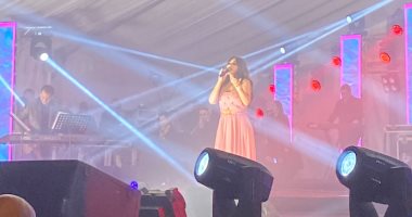 إليسا تخلع حذائها خلال حفل التجمع: "شعور حلو بس رجلى اتجمدت"