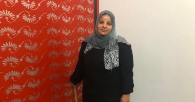 الجنة تحت أقدام الأمهات وإيديها.. "أم إيمان" مكافحة فى مغسلة سجاد وبطاطين