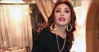 منها لله كورونا.. نبيلة عبيد تحتفل وحدها بعيد ميلادها بتورتة على شكل خمسة وخميسة