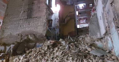 لحظات الرعب والخوف.. انهيار عقار وإخلاء 3 أُسر فى محرم بك وسط الإسكندرية.. حى وسط يقرر العرض على لجنة المنشآت الآيلة للسقوط والاستعداد لتسكين المتضررين.. ووزارة التضامن تسعى لتوفير مكان لإيواء الأهالى.. فيديو