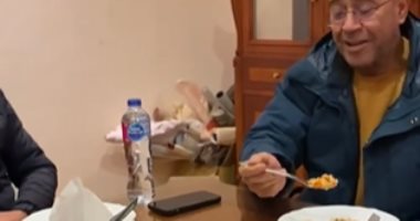 أشرف عبد الباقى يروج لحلقة الليلة من مسلسل "انا وهى" ببسلة وأرز.. اعرف الحكاية