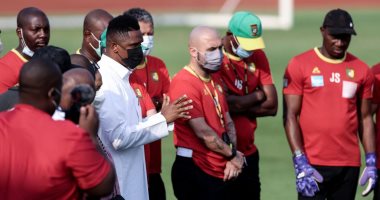 إيتو يدعم لاعبى الكاميرون قبل مواجهة جزر القمر فى أمم أفريقيا.. صور
