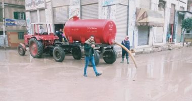 رؤساء مراكز كفر الشيخ يواصلون رفع مياه الأمطار.. صور