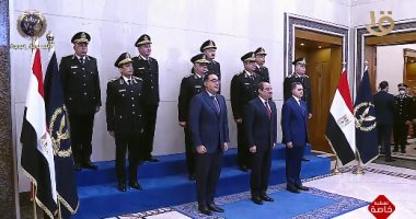 الرئيس السيسي يلتقط صورة تذكارية مع أعضاء المجلس الأعلى للشرطة