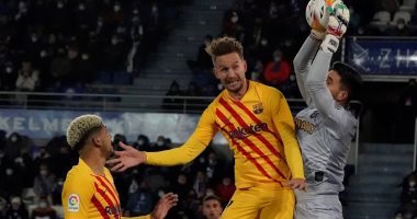 برشلونة يخطف فوزا مثيرا من ألافيس بهدف دي يونج في الدوري الإسباني