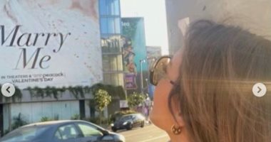 جينيفر لوبيز تروج لفيلمها الجديد Marry Me بصور من جولتها فى كاليفورنيا