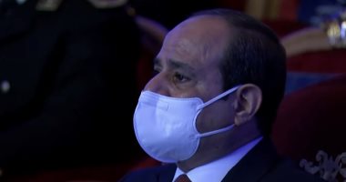 بكاء الرئيس السيسي خلال الاستماع إلى أبناء الشهداء باحتفالية عيد الشرطة