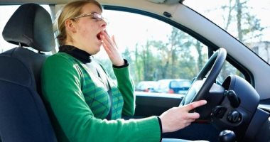 ما تعليش الكاسيت .. 7 نصائح "تخليك مصحصح" خلال قيادة السيارة