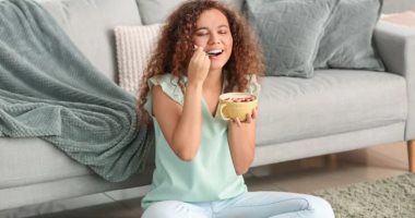 اعرف فوائد الجلوس على الأرض أثناء تناول الطعام