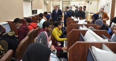 رئيس جامعة الأقصر يتابع الاختبارات الإلكترونية بـ"الحاسبات والمعلومات".. صور