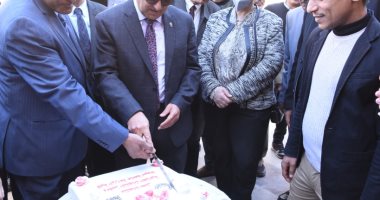 رئيس جامعة أسيوط يفتتح المنفذ المركزي لبيع منتجات كلية الزراعة.. صور