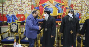 محافظ كفر الشيخ يقدم واجب العزاء للحبر الجليل الأنبا ماركوس لوفاة والده