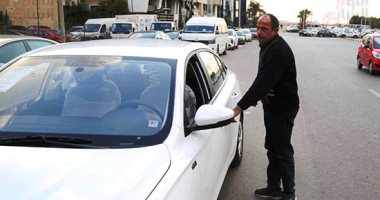 تنفيذا لتوجيهات الرئيس السيسي.. مؤسسة حياة كريمة تسلم سائق التاكسى المُحترق سيارة جديدة