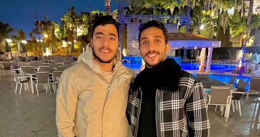 شاهد أحدث ظهور لـ أكرم توفيق قبل سفره لألمانيا لإجراء جراحة الصليبي