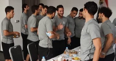 منتخب مصر يحتفل بعيد ميلاد رمضان صبحي قبل مواجهة كوت ديفوار