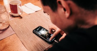 4 قواعد مهمة لاحترام خصوصية موبايل شريك حياتك.. "ما تردش من غير إذنه"