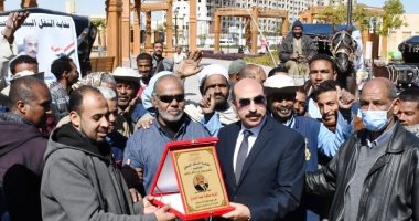 نقابة سائقى الحنطور تهدى درعها لمحافظ أسوان على أنغام المزمار البلدى.. صور