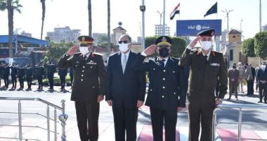 محافظ الشرقية ومدير الأمن يضعان الزهور على نصب شهداء الشرطة.. صور