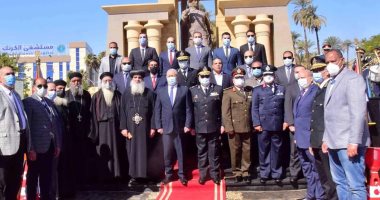 المحافظات اليوم فى عيد.. احتفالات عيد الشرطة الـ 70.. رجال الشرطة يوزعون الورود على المواطنين وقائدى السيارات.. المحافظون يضعون أكاليل الزهور على النصب التذكارية.. ويؤكدون: رجال يقدمون أرواحهم فداء للوطن