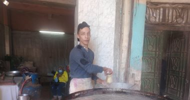 "شغالين بالوراثة".. شاهد كيف تصنع الكنافة البلدى فى قنا على مدار العام