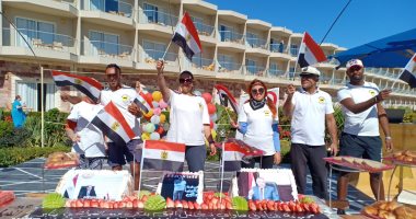 السياح يحتفلون بأعياد الشرطة فى فنادق البحر الأحمر.. تورتة بعلم مصر.. صور الشهداء تزين الاحتفالات.. الأجانب يحملون الأعلام ويتفاعلون مع الأغانى الوطنية.. ونشاط سياحى للرحلات البحرية بالغردقة ومرسى علم 