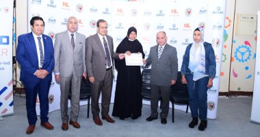 رئيس جامعة سوهاج يكرم الحاجة "جميلة" صاحبة مشروع منتجات الخوص.. صور