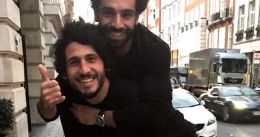 محمد صلاح يحتفل بعيد ميلاد أحمد حجازى بصورة من شوارع أوروبا