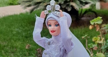 من الورق والقماش "عمر" صمم أزياء وموديلا مصغرا للتعبير عن موهبته