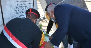 محافظ الوادى الجديد يضع إكليل زهور على النصب التذكارى لشهداء الشرطة