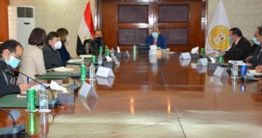 وزير التنمية المحلية يبحث مع وفد الأمم المتحدة بمصر التعاون فى "حياة كريمة"