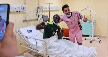 السنغال ضد الرأس الأخضر.. سيلفى يجمع ساديو ماني مع الحارس بعد واقعة الاصطدام