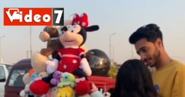 "عايزين نتجوز" عمر وخلود عملوا مشروع بيع دباديب على اسكوتر عشان يبنوا عش الزوجية