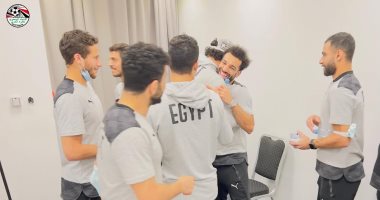 منتخب مصر يحتفل بعيد ميلاد أحمد حجازي قبل مباراة كوت ديفوار غدا.. صور