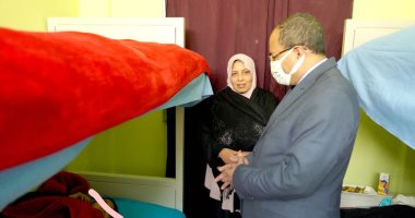 رئيس جامعة سوهاج ‏يزور طالبة عقب استئصالها الزائدة بالمستشفى الجامعى