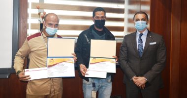تكريم عاملين بمطار القاهرة عثرا على مبلغ مالى كبير داخل حقيبة