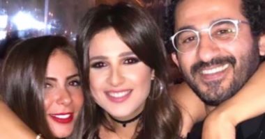 ياسمين عبد العزيز تشارك صورًا تجمعها بمنى زكى وأحمد حلمى