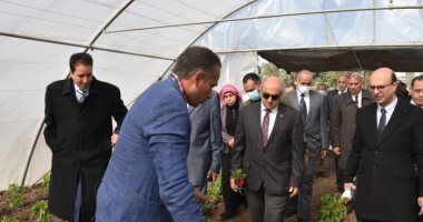 رئيس جامعة أسيوط يفتتح مجمع صوب كلية الزراعة ويشيد بجودة إنتاجه