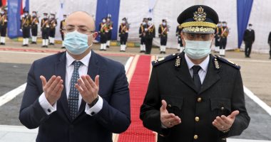 محافظ بنى سويف يضع إكليل زهور على النصب التذكارى للشهداء 