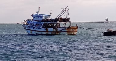 صيادو بورسعيد يعزفون عن الصيد بسبب ارتفاع أمواج المتوسط .. صور