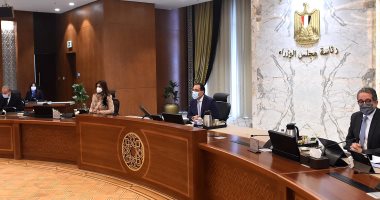توزيع نسخة من كتاب "الرؤية والإنجاز" على الوزراء خلال اجتماع الحكومة  