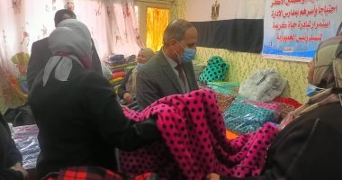 توفير ملابس وسلع غذائية للأسر الفقيرة ضمن مبادرة "شتاء دافئ" بكفر الشيخ.. صور