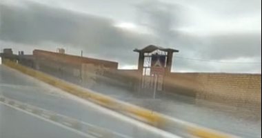 بعد هطول الأمطار.. طوارئ بغرف عمليات المرور لمتابعة حركة الطرق.. نشر سيارات الإغاثة بالمحاور بين المحافظات.. وخطوط ساخنة لتلقى البلاغات.. وتحذيرات من الرعونة فى القيادة والسرعات الزائدة خشية انقلاب المركبات